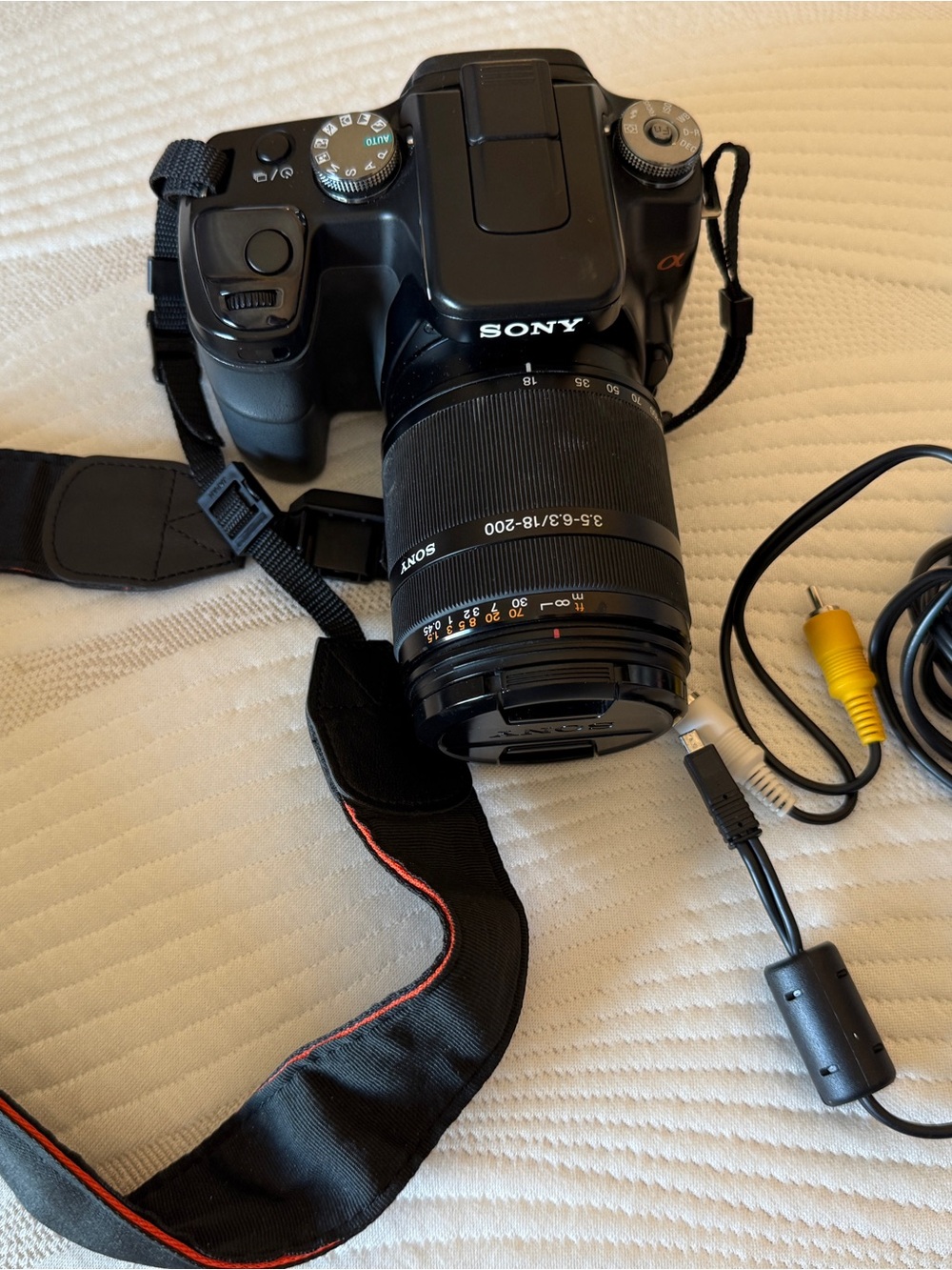 Sony DSLR A-100.Digital N50/ Sony N50 3.5-6.3/18-200 Lens Battery Camera Strap